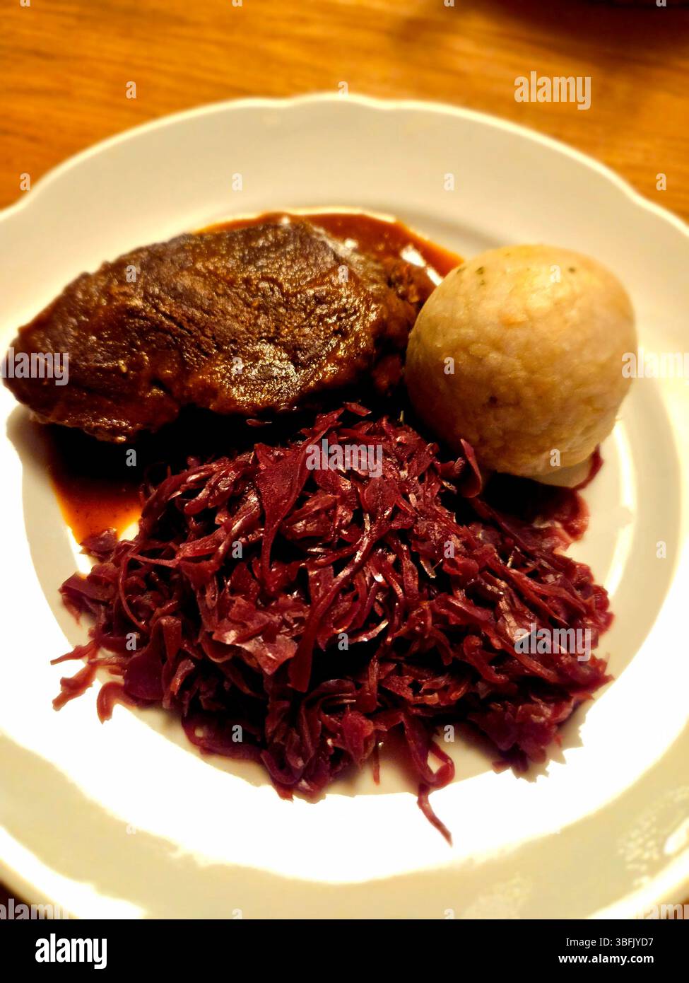 medaillon di filetto di manzo con cavolo rosso e gnocchi, rotkohl e knödel - Immagine stock catturata con smartphone
