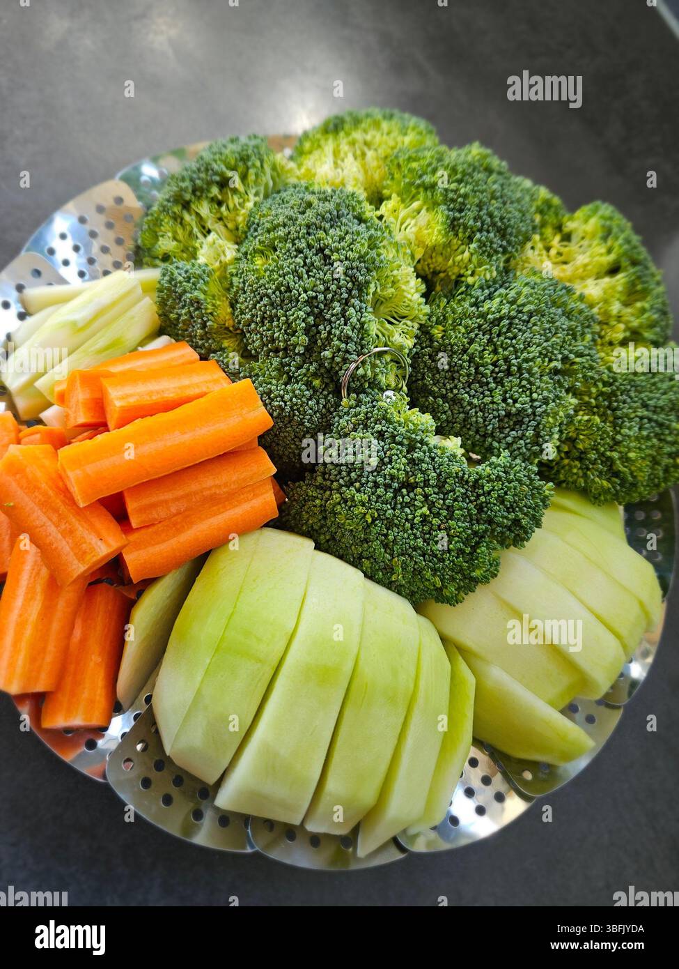 verdure tagliate crude su un piatto rady alla squadra - Immagine stock catturata con smartphone