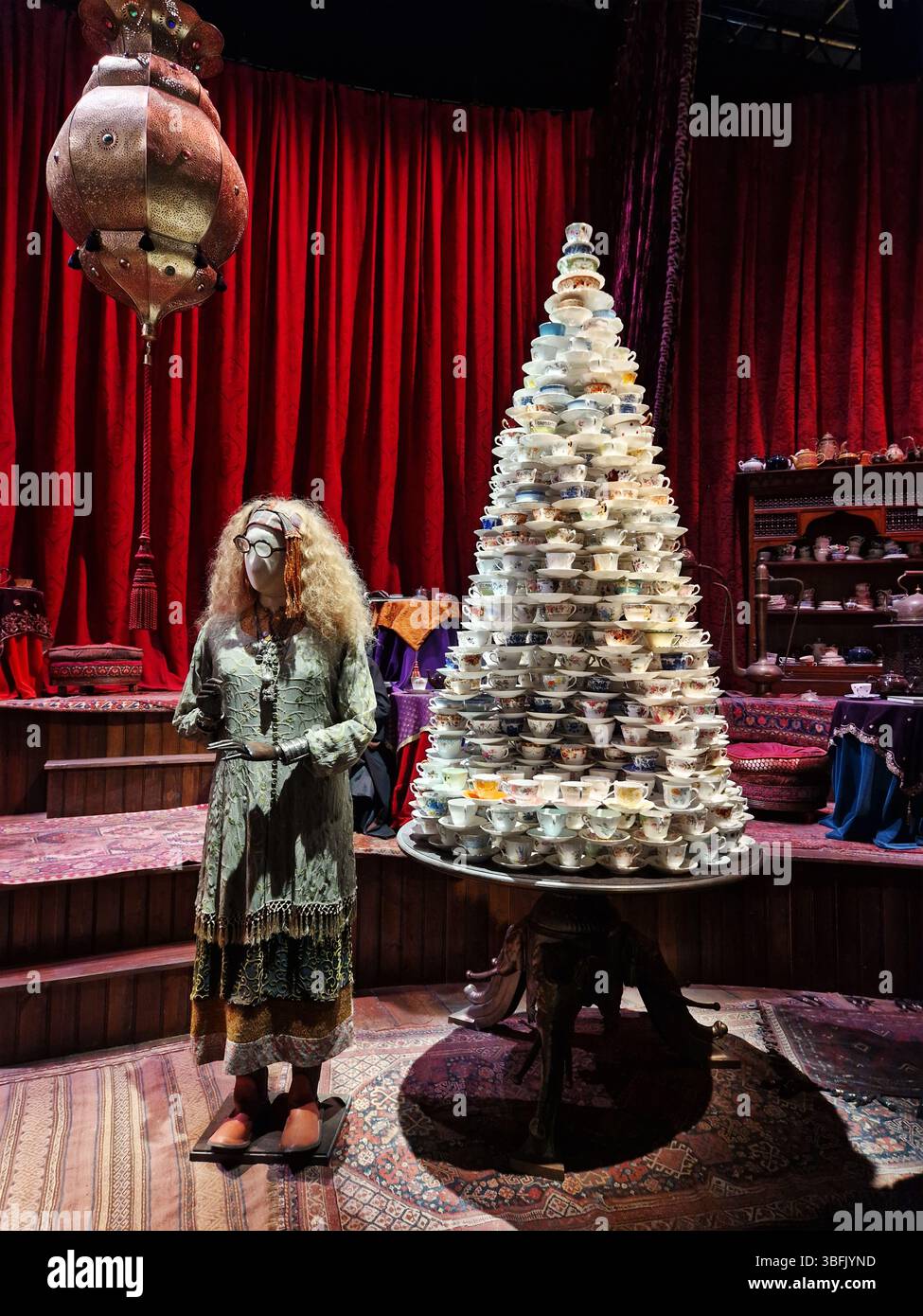 Ambientazione eccentrica con albero decorativo Teacup e manichino mascherato. Londra, Regno Unito Foto Stock