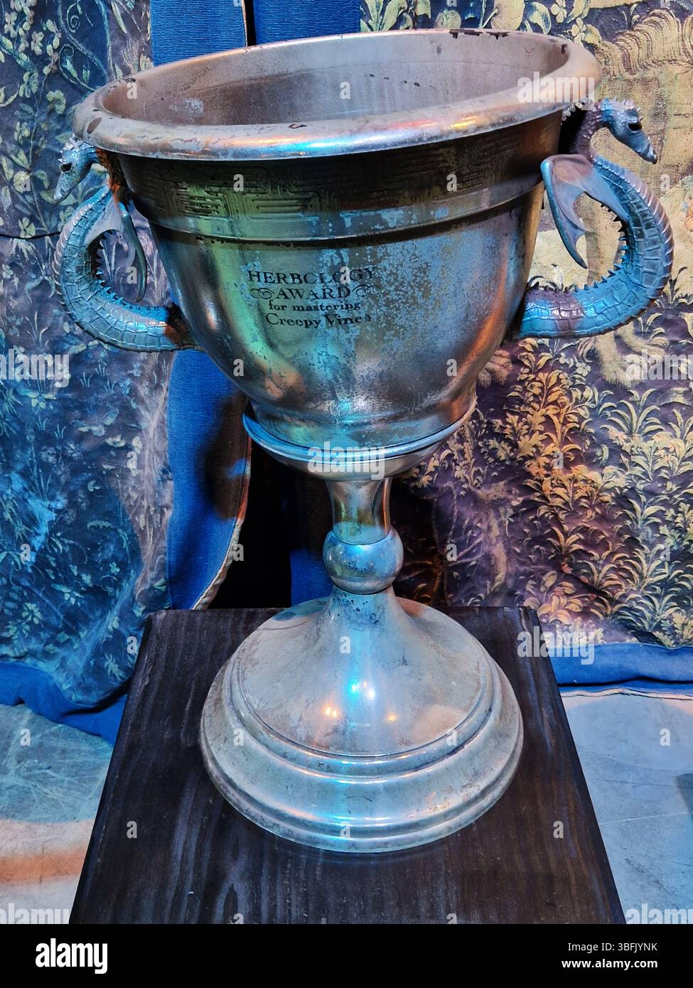 Coppa Silver Trophy con testo inciso e manici ornati per animali. Londra, Regno Unito Foto Stock