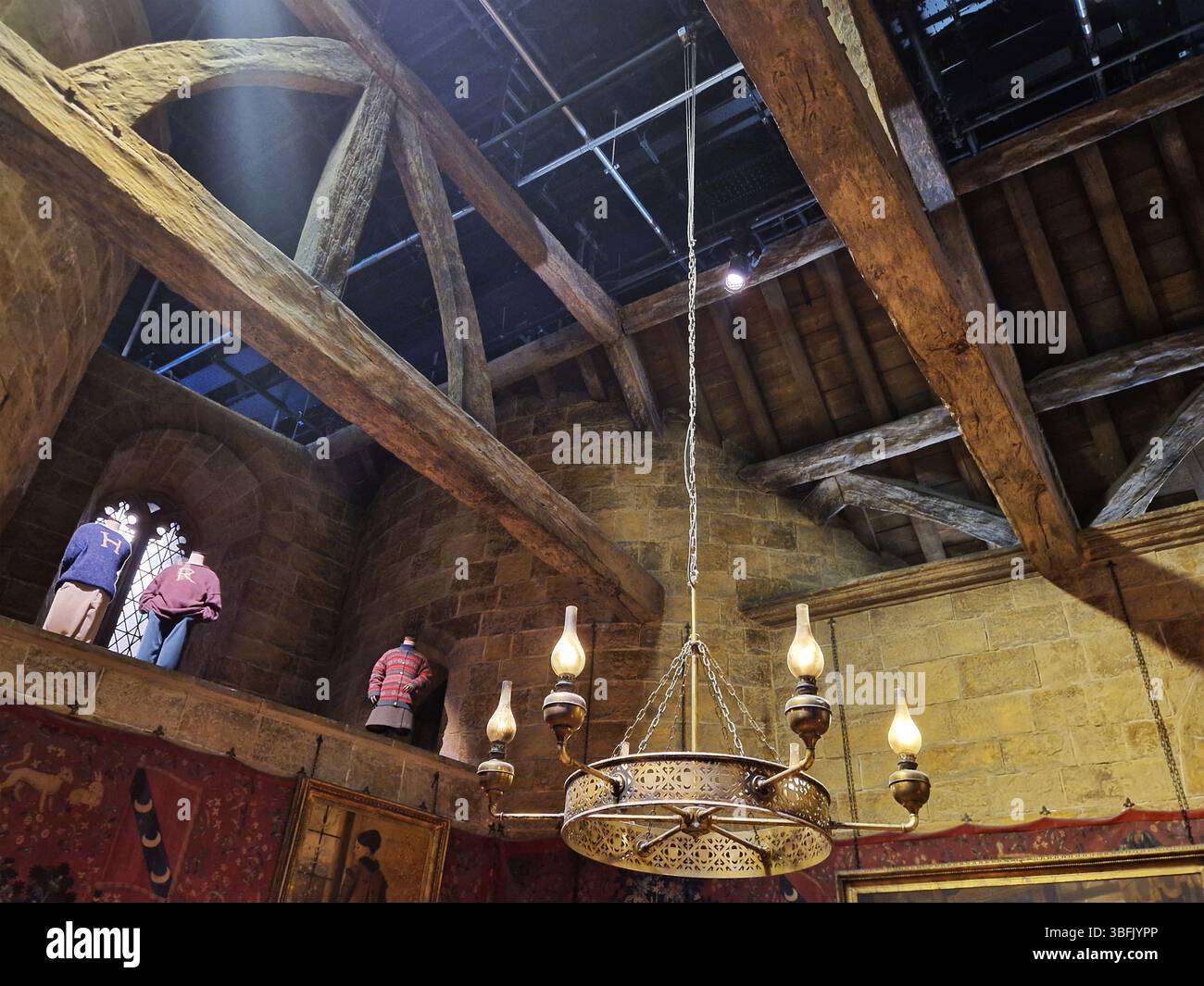 Interni rustici con travi di legno e lampadario d'epoca in un ambiente storico. Londra, Regno Unito Foto Stock