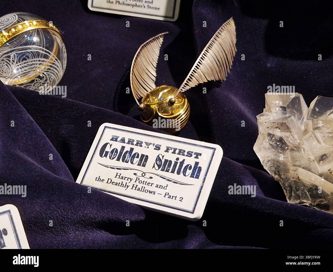 Golden Snitch visualizzato su Velvet con la targhetta delle informazioni associate. Londra, Regno Unito Foto Stock
