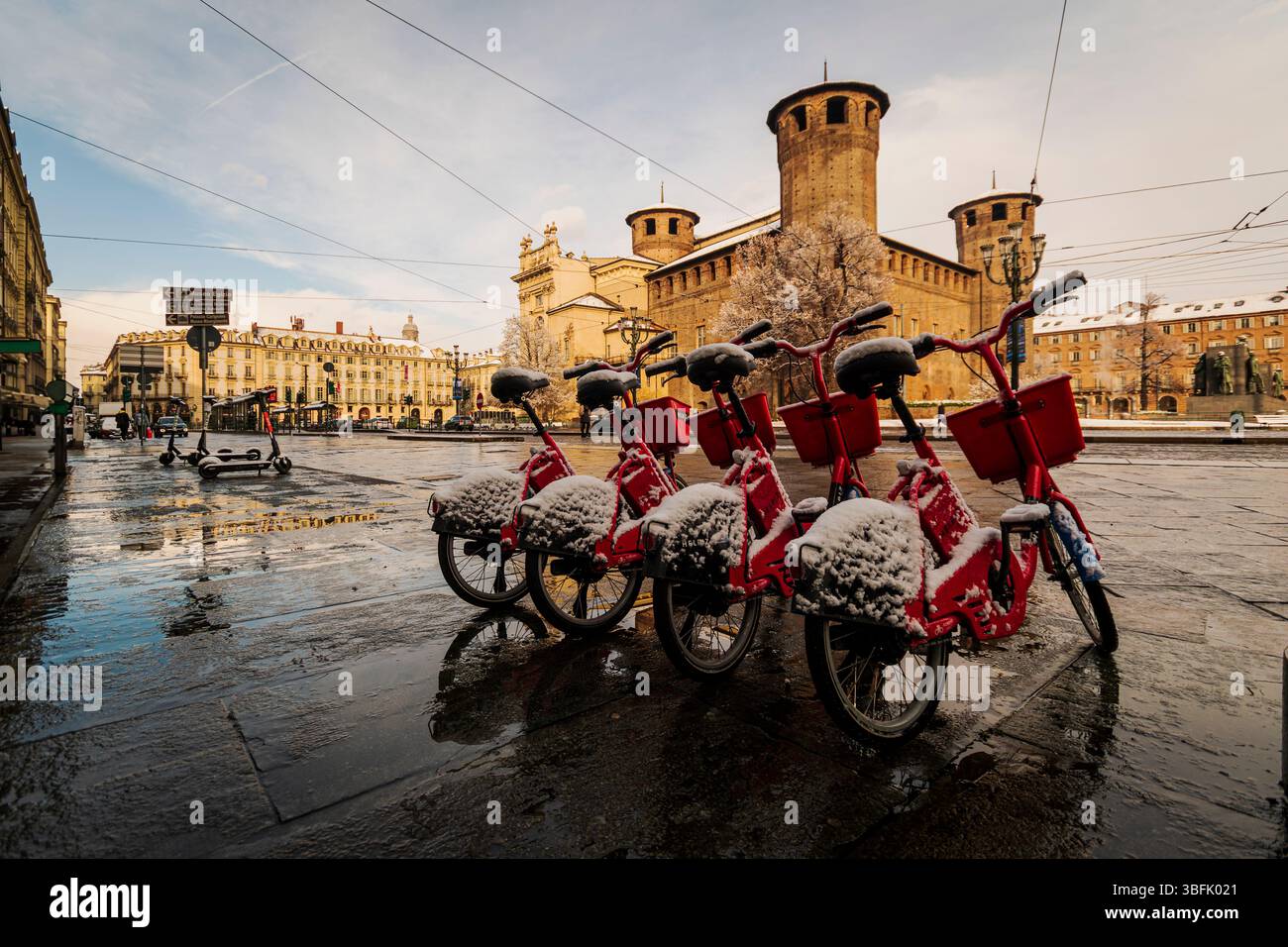 Piazza Castello centrale a Torino, dove si trovano il Palazzo reale, la Chiesa di San Lorenzo, Palazzo Madama e la Cappella della Sindone Guarino Guarini. Foto Stock