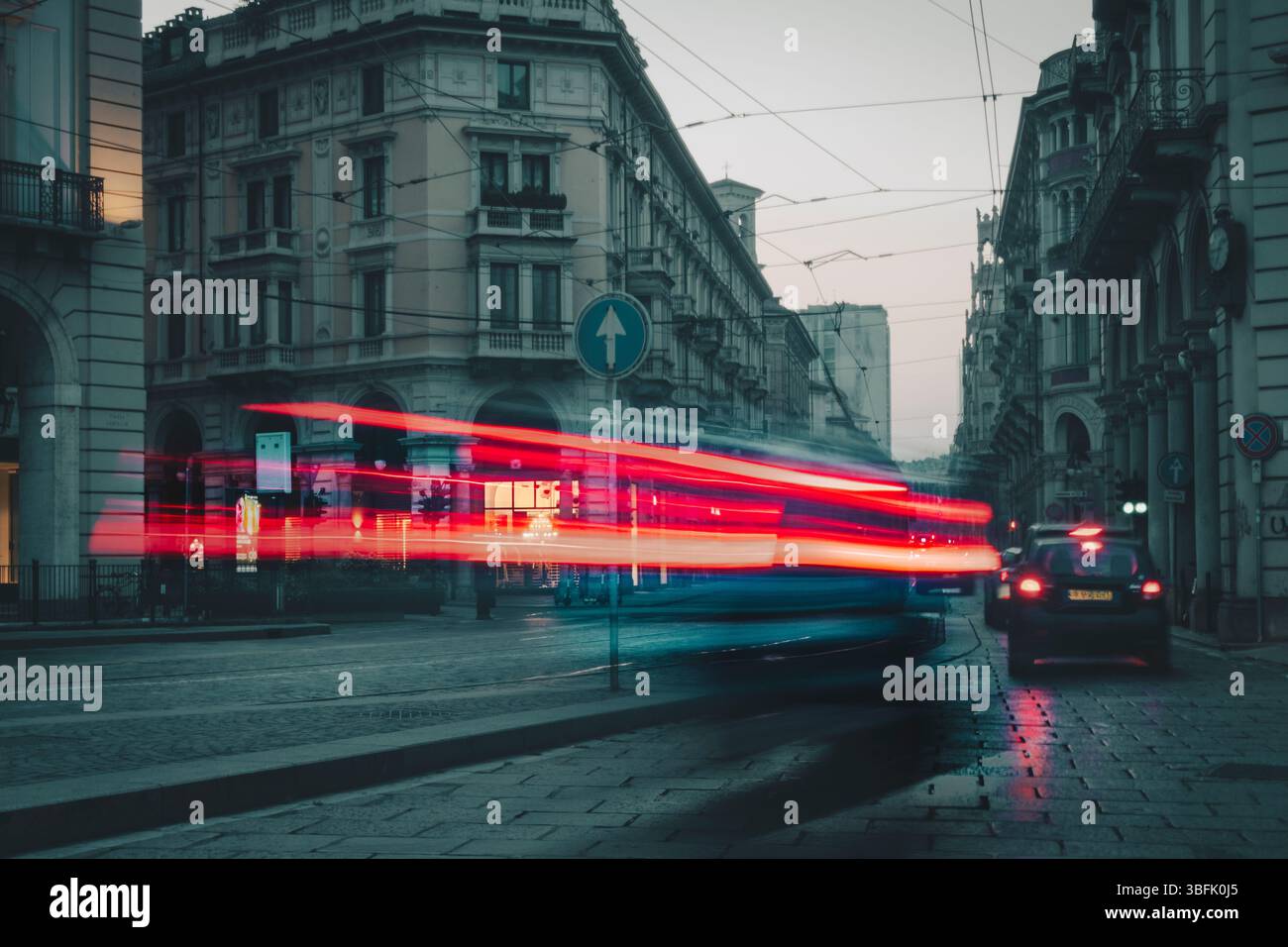 Per le strade di Torino quando cala la sera. Foto Stock