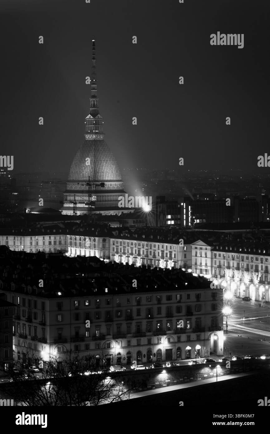 La Mole Antonelliana, piazza Vittorio a Torino dal Monte dei Cappuccini, in bianco e nero. Foto Stock