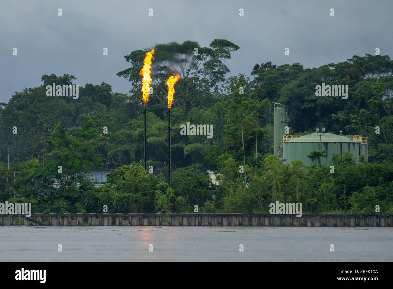 Fiamme che bruciano il gas naturale in eccesso presso il terminal petrolifero Di Paka Sur lungo il fiume Napo in Ecuador. Foto Stock