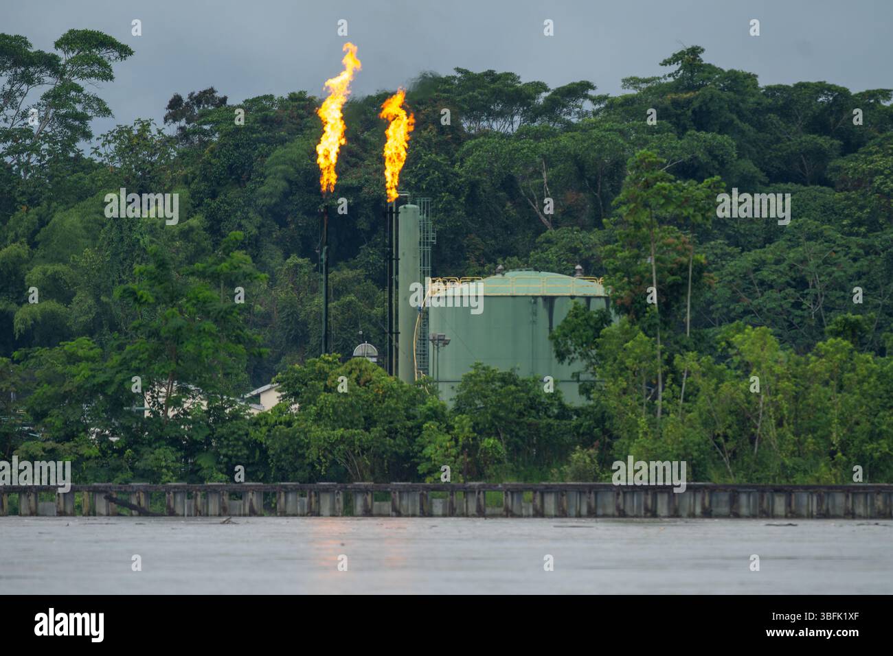 Fiamme che bruciano il gas naturale in eccesso presso il terminal petrolifero Di Paka Sur lungo il fiume Napo in Ecuador. Foto Stock