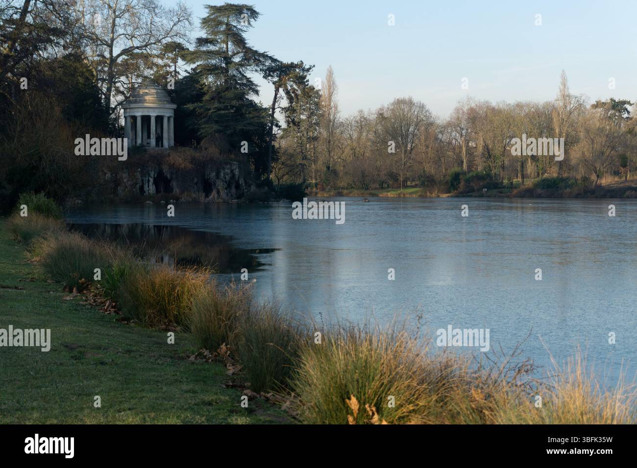 Romantico tempio sul lago ghiacciato a Bois de Vincennes, Parigi, in inverno. Foto Stock