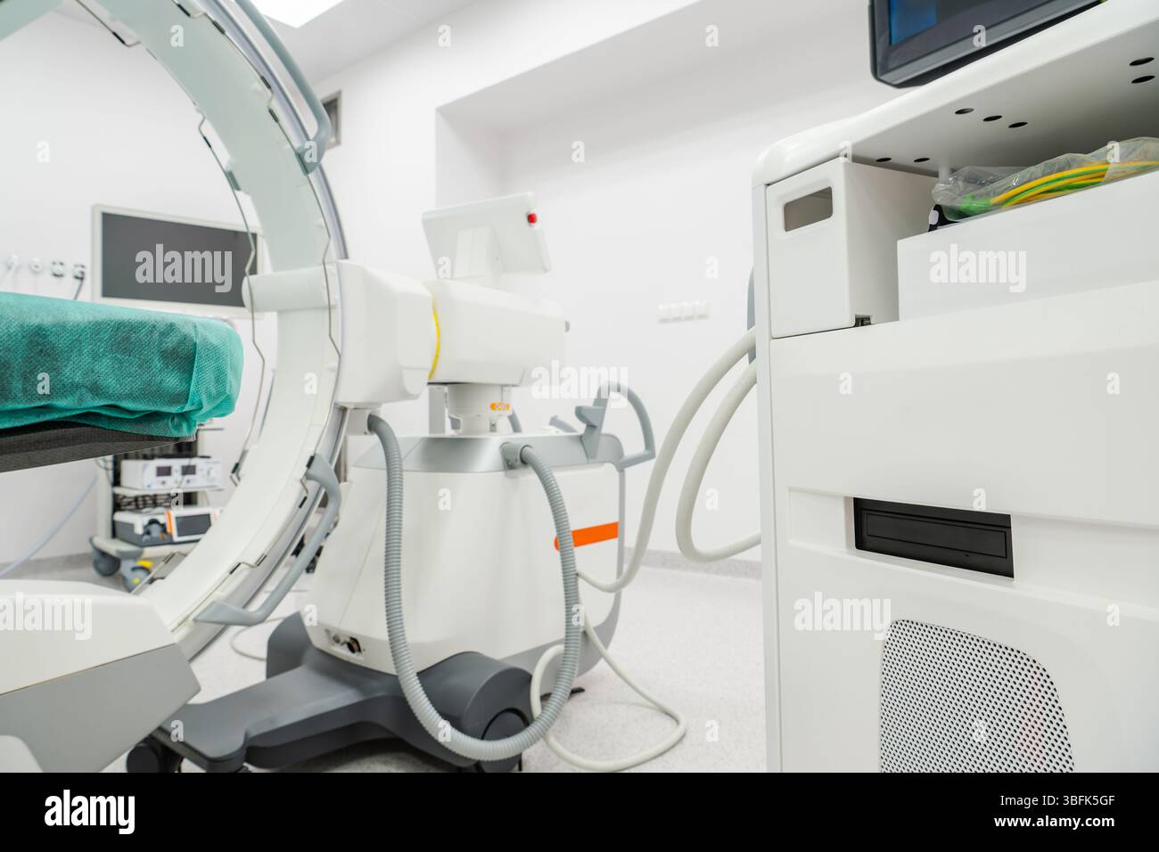 Le apparecchiature avanzate per l'imaging medicale sono posizionate in una struttura sanitaria ben illuminata, che mette in evidenza l'attenzione dedicata alla cura del paziente e alla tecnologia diagnostica. Foto Stock