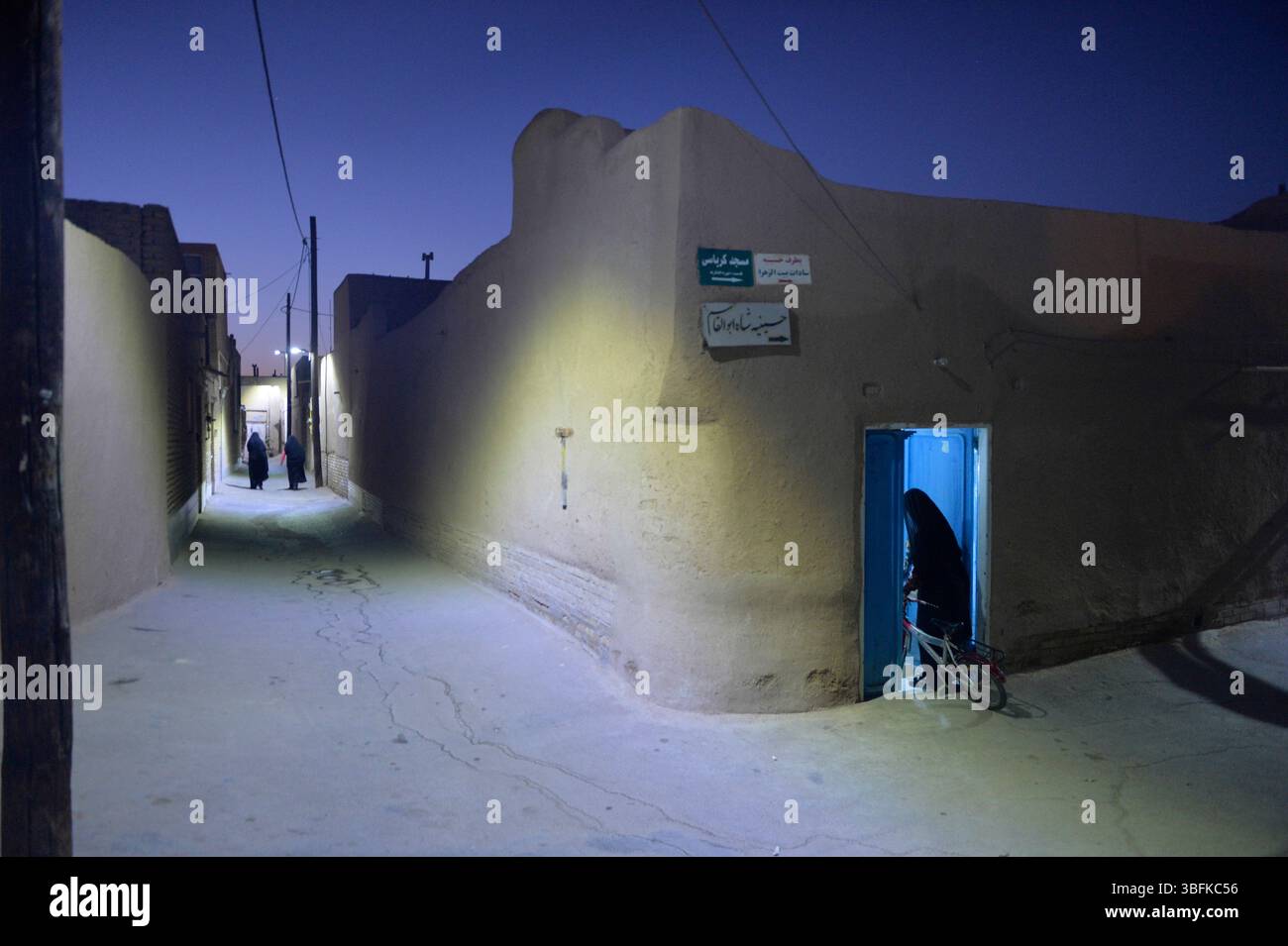 Moyen-Orient, Iran, Yazd, ruelle dans la Vieille ville / Una strada della città vecchia di Yazd di notte, Iran. Foto Stock