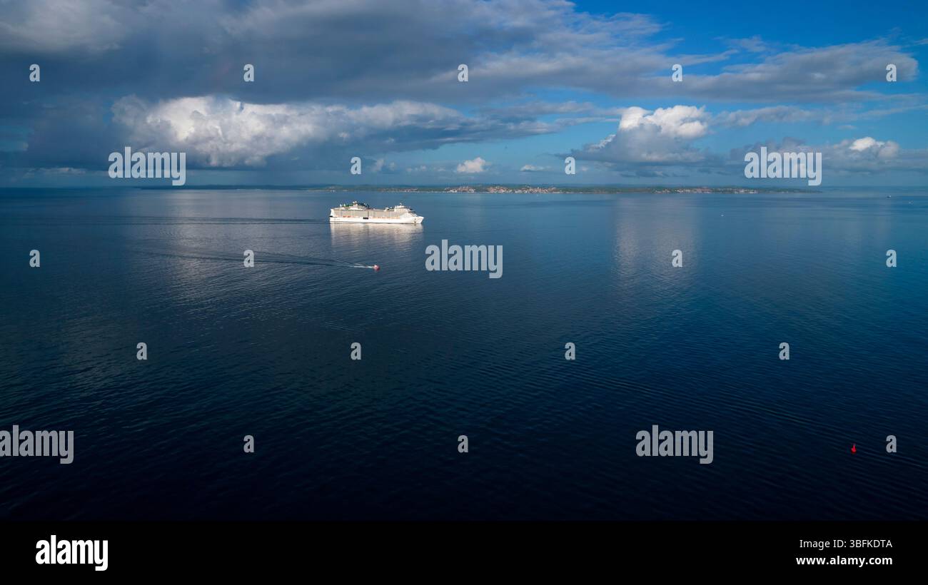 Lussuosa nave da crociera che naviga su mari calmi e cieli blu Foto Stock