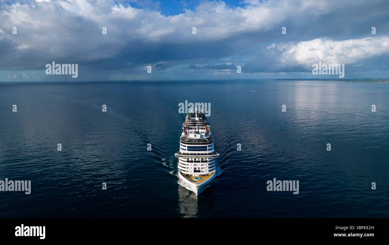 Vista aerea della lussuosa nave da crociera che naviga in mare calmo sotto il cielo blu Foto Stock