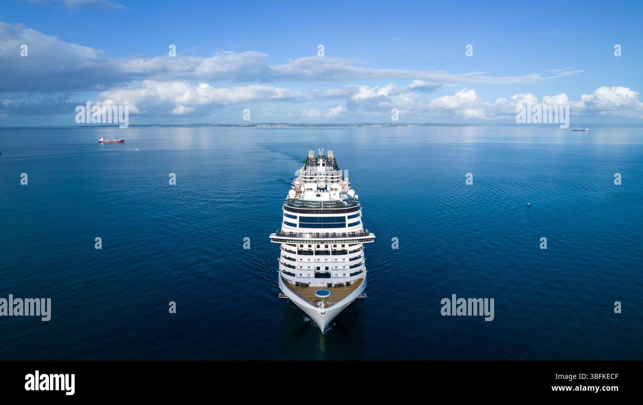 Vista aerea della lussuosa nave da crociera che naviga in mare calmo sotto il cielo blu Foto Stock