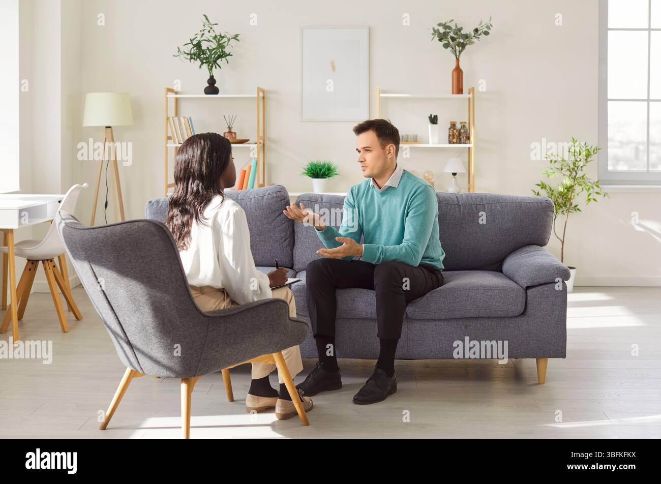 Donna afroamericana che parla con un uomo, risponde alle domande del datore di lavoro del manager hr Foto Stock
