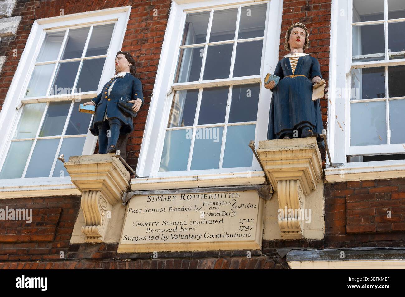 Londra, Regno Unito, 7 maggio 2025, Bermondsey. Due figure situate di fronte alla scuola della St Mary Rotherhithe Free School, del XVIII secolo. Foto Stock