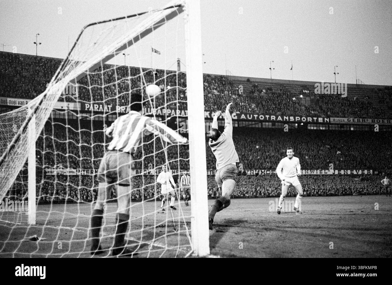 Calcio. Finale della Coppa delle Coppe europee. Tottenham Hotspur contro l'Atletico Madrid 5-1. Foto di Pot, Anefo 1963 Foto Stock