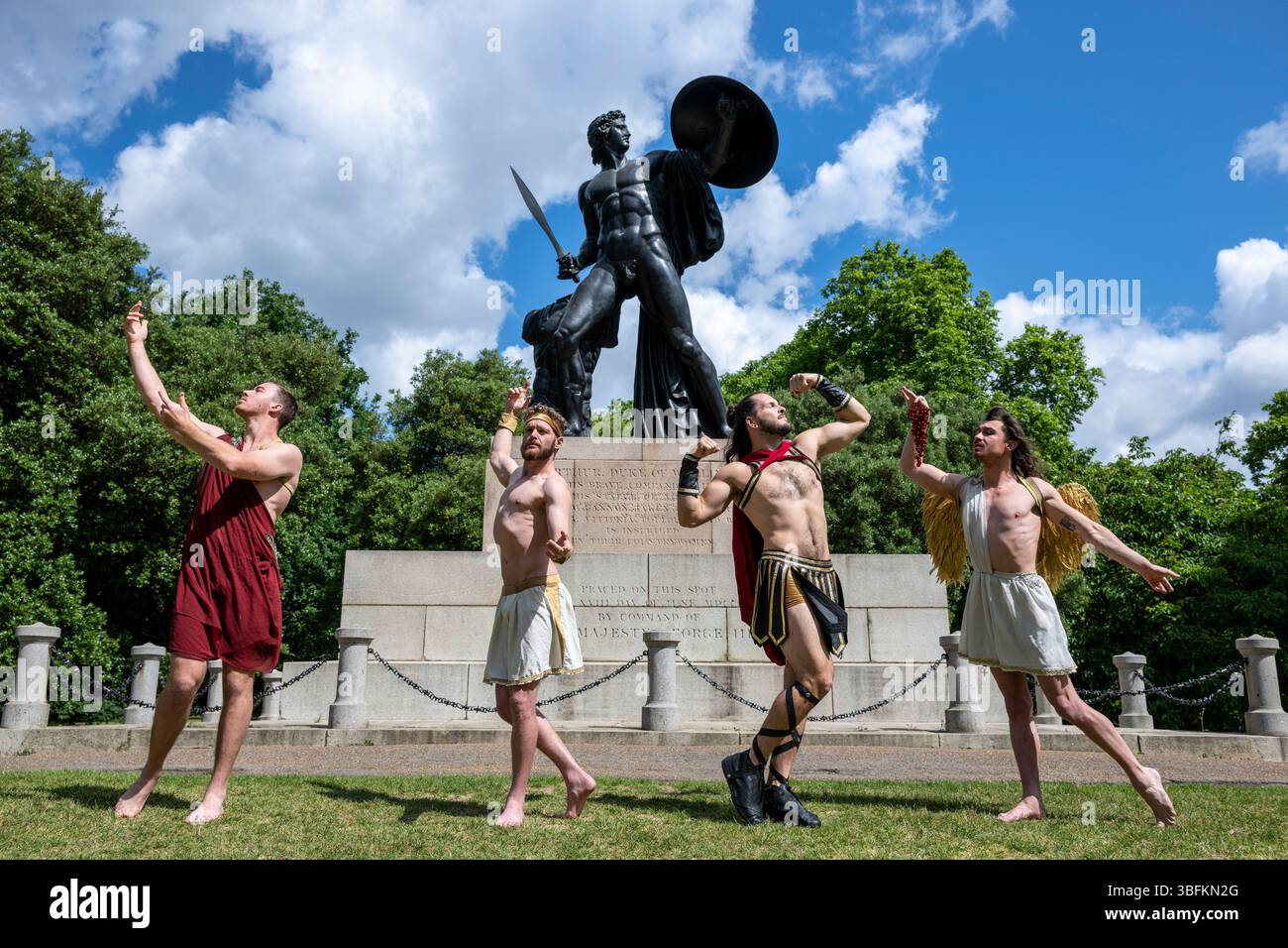 Londra, Regno Unito. 2 giugno 2025. La troupe acrobatica australiana, Head First Acrobats, si esibisce di fronte alla classica statua greca di Achille a Hyde Park mentre lanciano il loro spettacolo a tema mitologico greco GODZ, che può essere visto al Peacock Theatre dall'11 al 14 giugno. Crediti: Stephen Chung / Alamy Live News Foto Stock