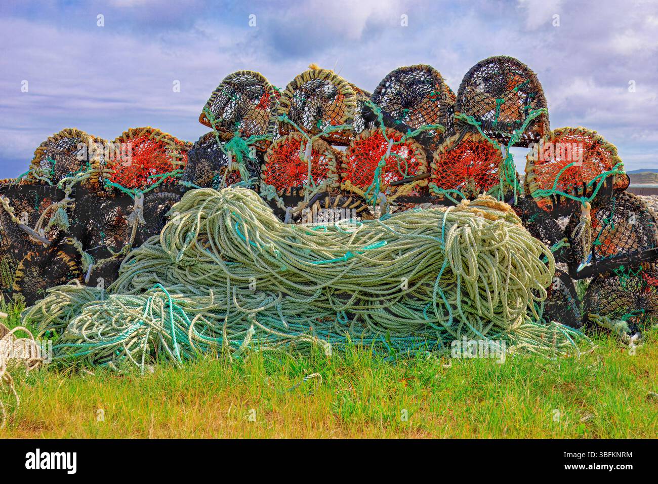 MAGHEROARATY, DONEGAL, IRLANDA. Intorno al 2025. Pentole di granchio/aragosta impilate con corde. Foto Stock