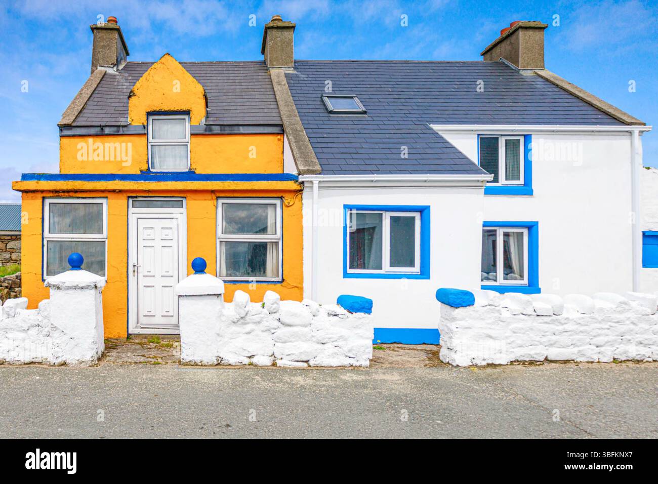 TORY ISLAND, DONEGAL, IRLANDA. INTORNO AL 2025. Case bifamiliari sull'isola di Tory. Foto Stock