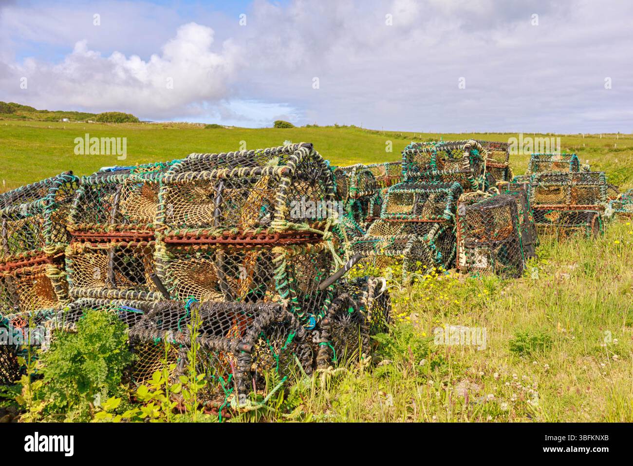 TORY ISLAND, DONEGAL, IRLANDA. INTORNO AL 2025. Pentole di granchio/aragosta impilate. Foto Stock