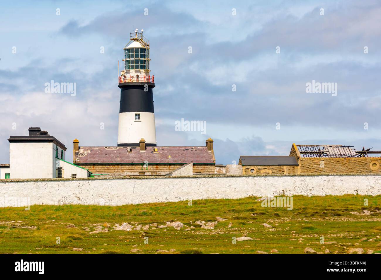 FARO, TORY ISLAND, DONEGAL, IRLANDA. INTORNO AL 2025. Il faro di Tory Island fu costruito nel 1832. . La torre è alta 27 m e la luce è 40 m abov Foto Stock