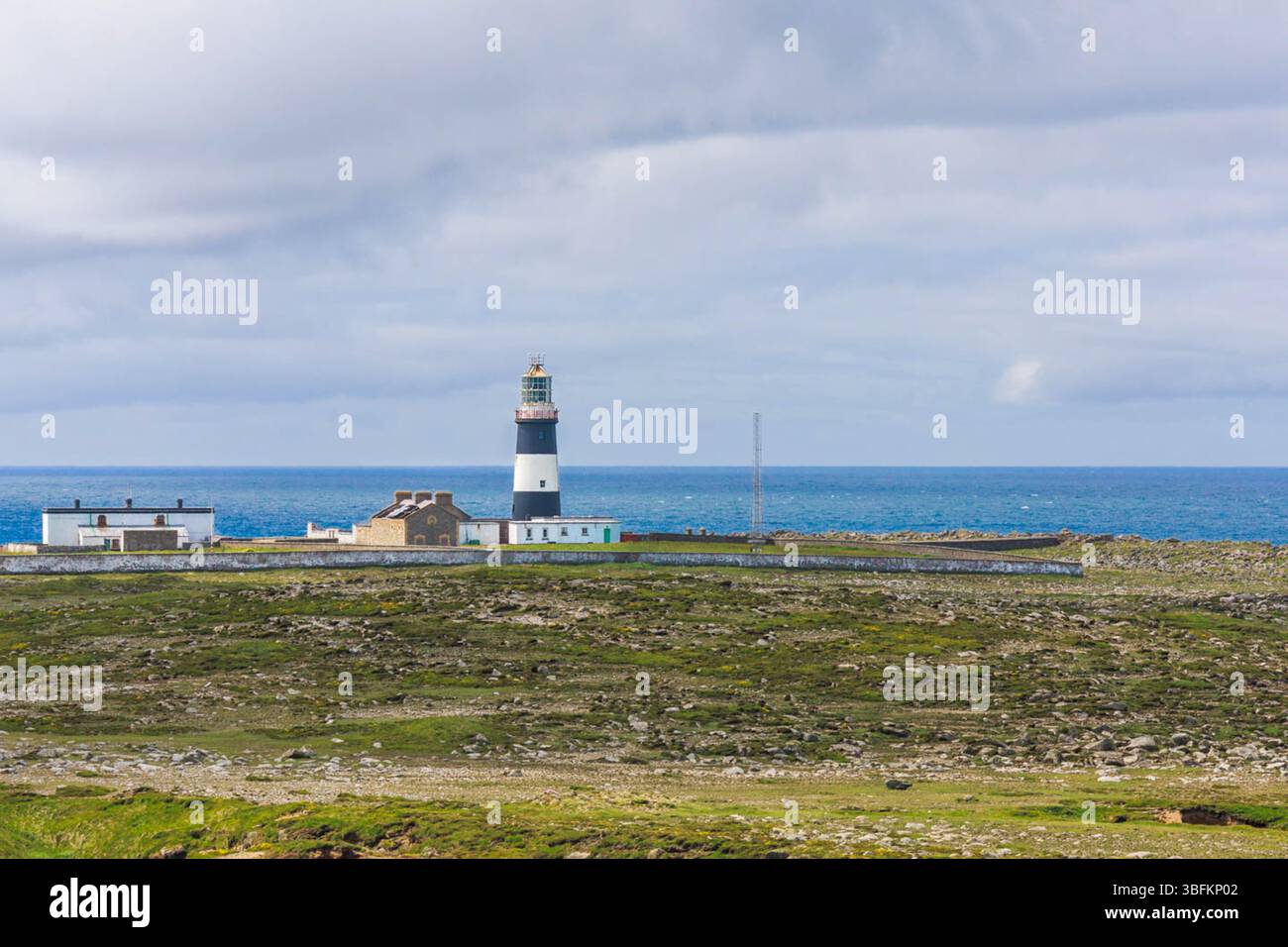 FARO, TORY ISLAND, DONEGAL, IRLANDA. INTORNO AL 2025. Il faro di Tory Island fu costruito nel 1832. . La torre è alta 27 m e la luce è di 40 m. Foto Stock