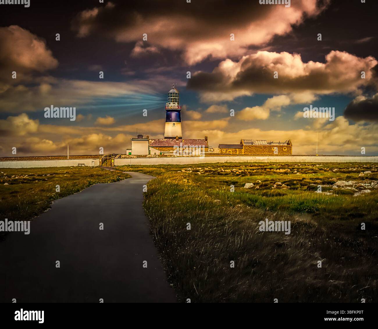 FARO, TORY ISLAND, DONEGAL, IRLANDA. INTORNO AL 2025. Il faro di Tory Island fu costruito nel 1832. . La torre è alta 27 m e la luce è 40 m abov Foto Stock
