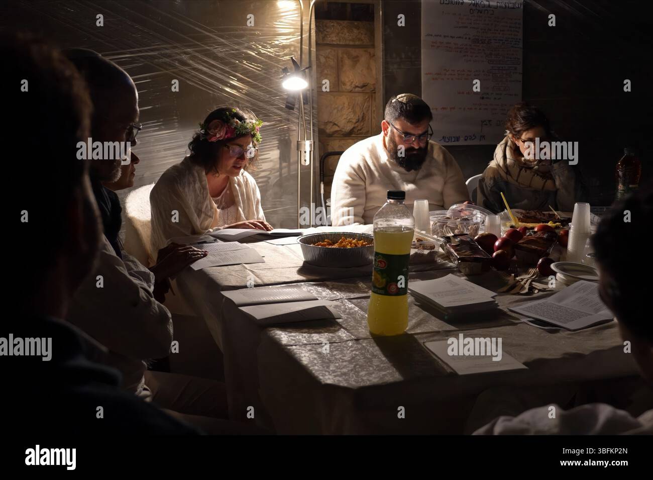 Gli ebrei prendono parte a Tikkun Leil Shavuot, una tradizione di studio e discussione della Torah durante la notte di Shavuot, a Gerusalemme, Israele. La festa ebraica segna la consegna della Torah sul Monte Sinai, sette settimane dopo l'esodo dall'Egitto Foto Stock