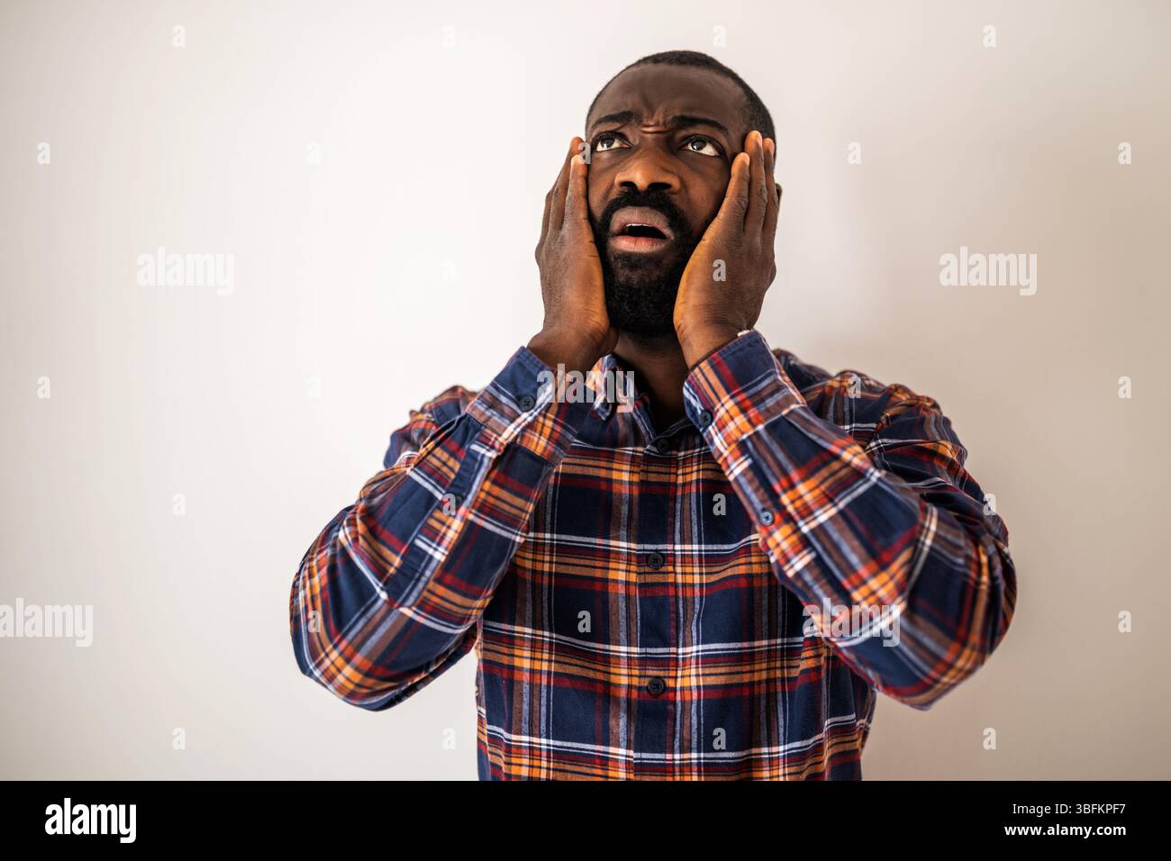 Ritratto di un uomo nero ansioso e deluso. Foto Stock