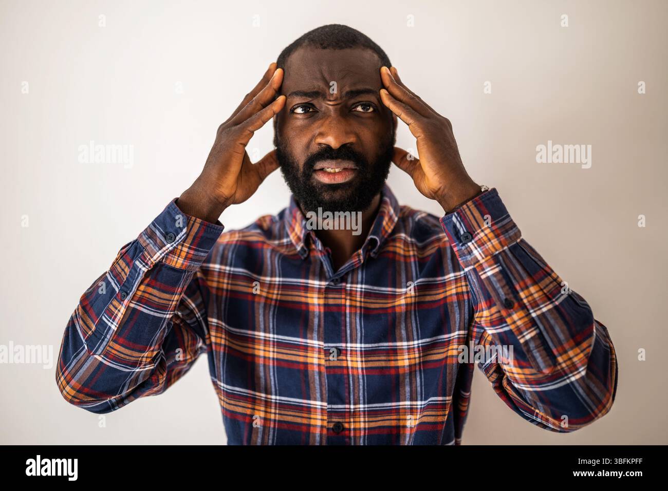Ritratto di un uomo nero ansioso e con mal di testa. Foto Stock