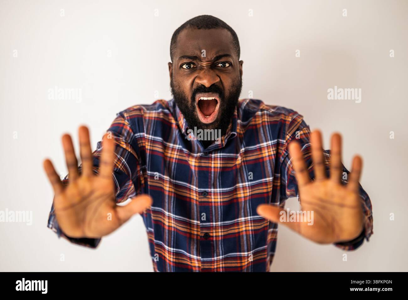Ritratto di un uomo nero emotivamente stressato che non riesce ad ascoltare nessuno. Foto Stock