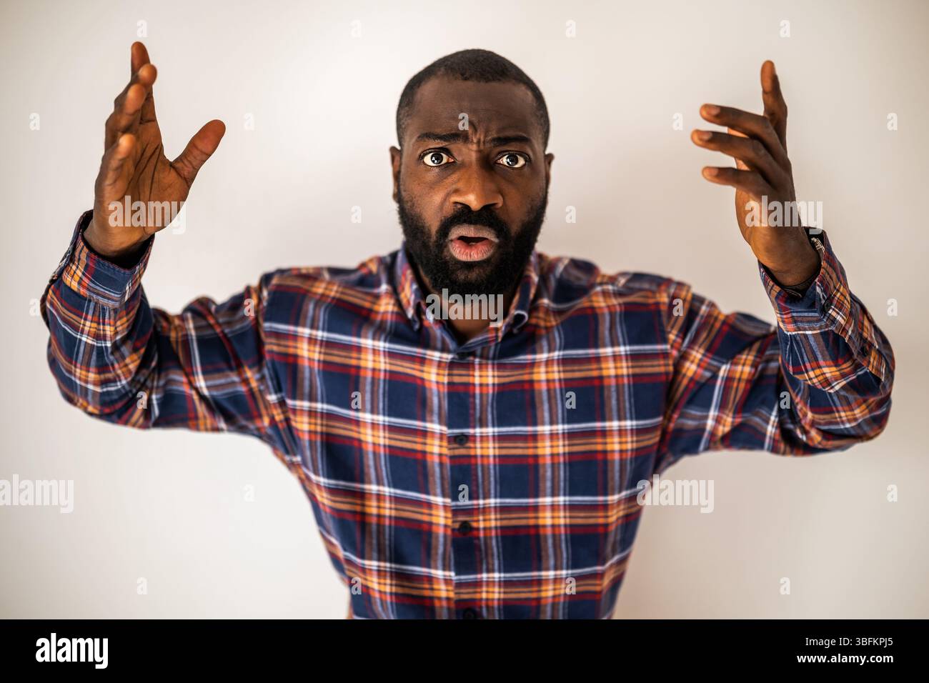 Ritratto di un uomo nero emotivamente stressato e confuso che si sta chiedendo cosa sta succedendo Foto Stock