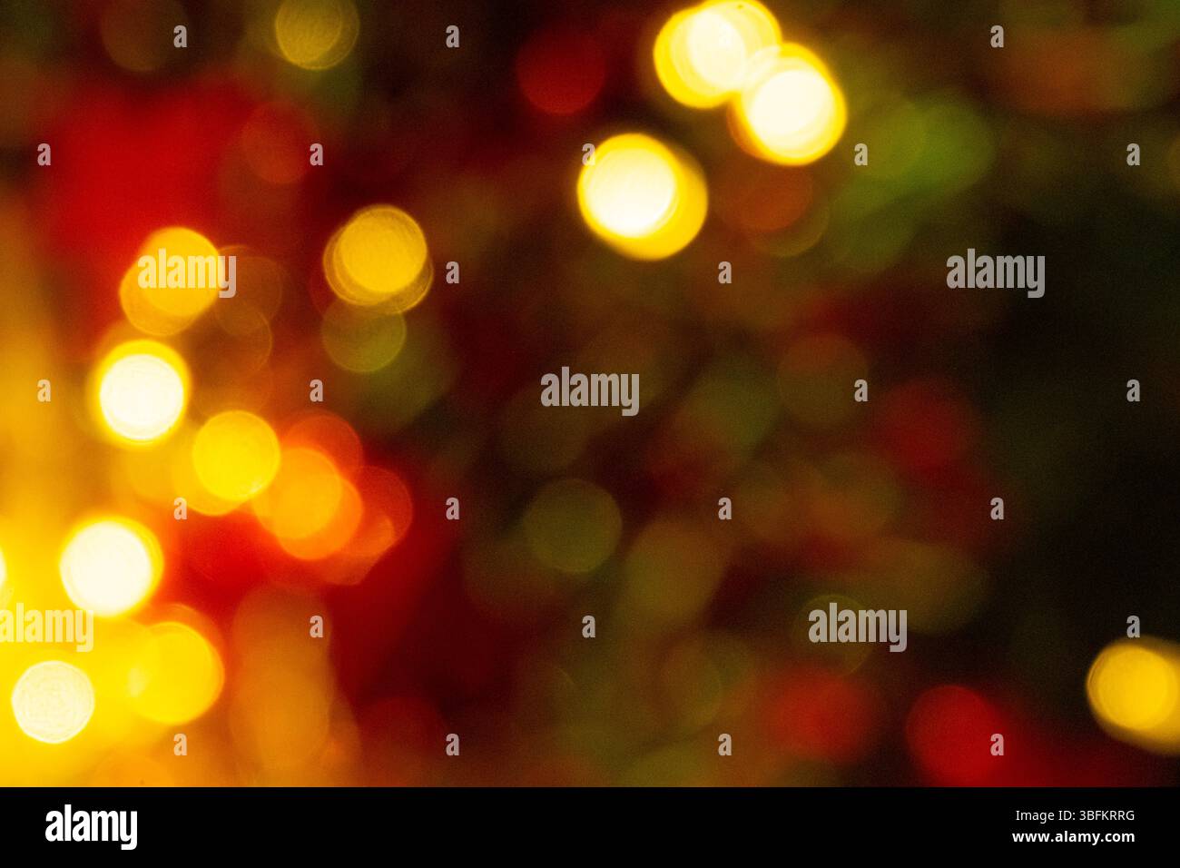 Calde luci di Natale sfocate con un'atmosfera accogliente. Foto Stock