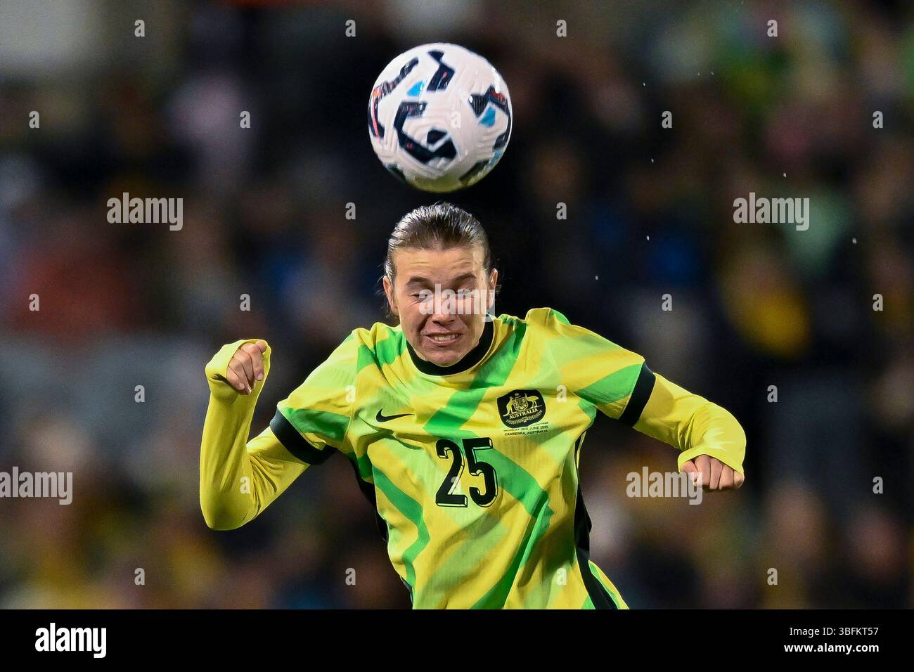 Canberra, Australia. 2 giugno 2025. Kahli Johnson, australiano, dirige la palla durante l'amichevole internazionale tra Australia Matildas e Argentina al GIO Stadium il 2 giugno 2025 a Canberra, Australia. (Foto : IZHAR KHAN) credito: Izhar Ahmed Khan/Alamy Live News/Alamy Live News Foto Stock