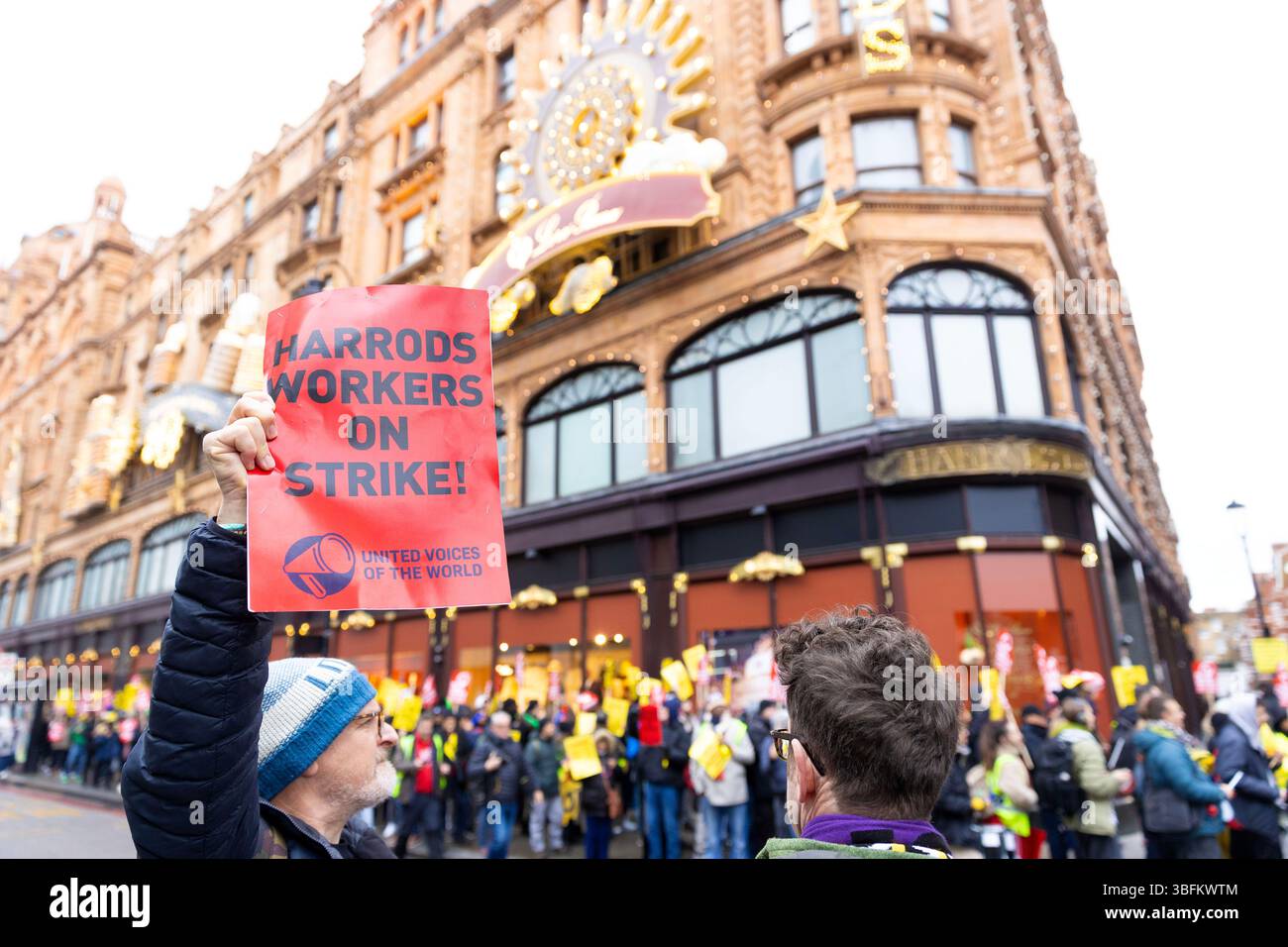 I manifestanti si radunano fuori dai grandi magazzini Harrods a Londra mentre i lavoratori Harrods rappresentati dalla United Voices of the World union sono in sciopero. Foto Stock
