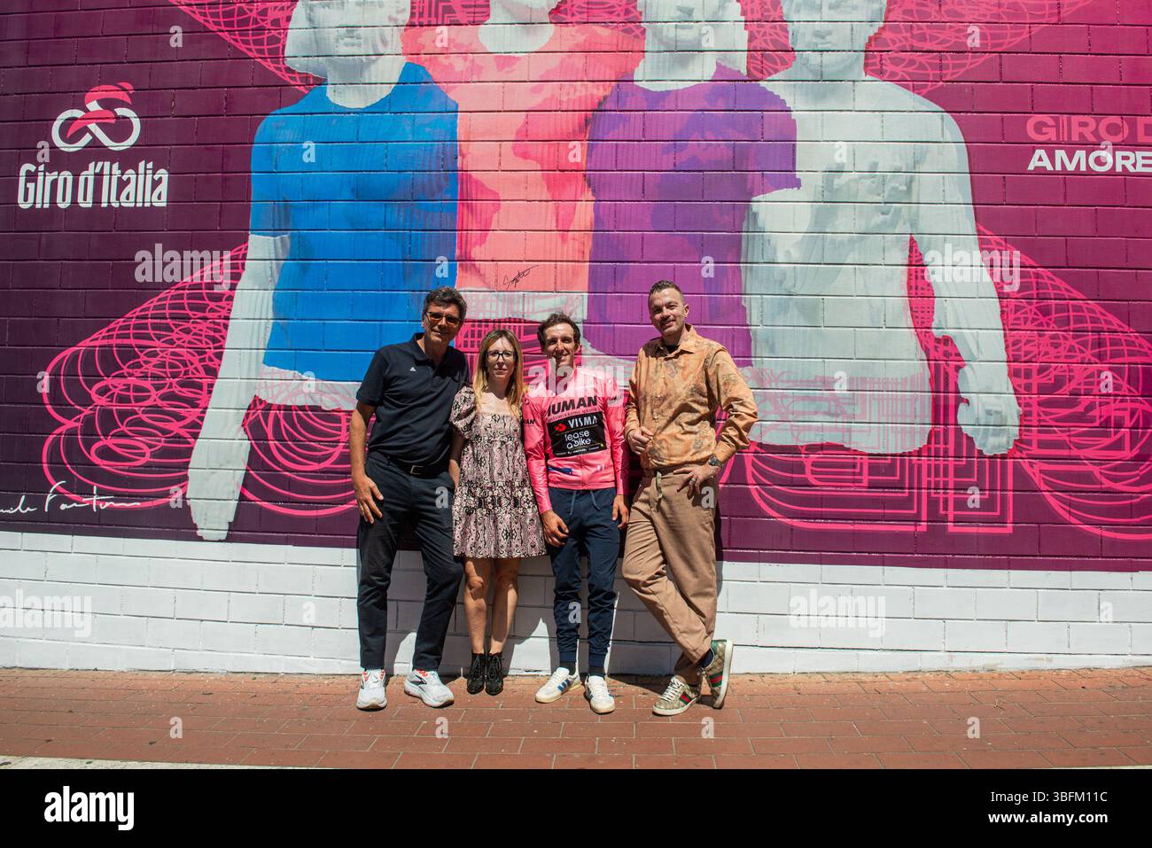 Roma, Italia. 2 giugno 2025. Roberto Salamani, Barbara Maino, Simon Yates, Daniele fortuna all'inaugurazione del Murale alla stazione metro Magliana del giro d'Italia, Roma Lunedì 2 giugno 2025 (foto Valentina Stefanelli/LaPresse) Roberto Salamani, Barbara Maino, Simon Yates, Daniele fortuna all'inaugurazione del murale alla stazione della metropolitana Magliana del giro d'Italia, Roma lunedì 2 giugno 2025 (foto Valentina Stefanelli/LaPresse) Foto Stock