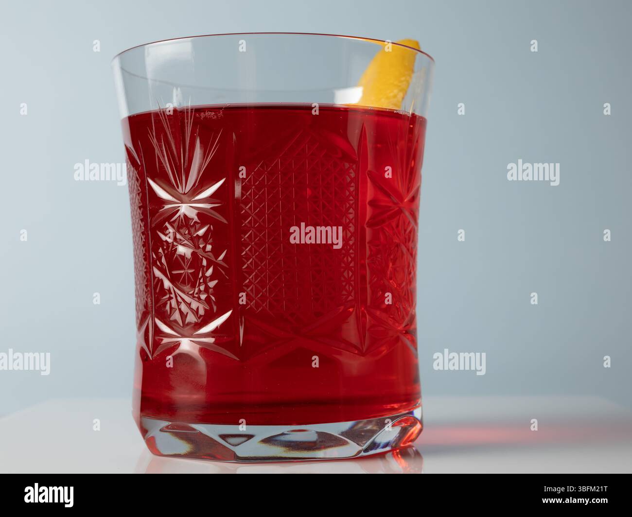 classico cocktail negroni con scorza d'arancia in vetro di cristallo Foto Stock