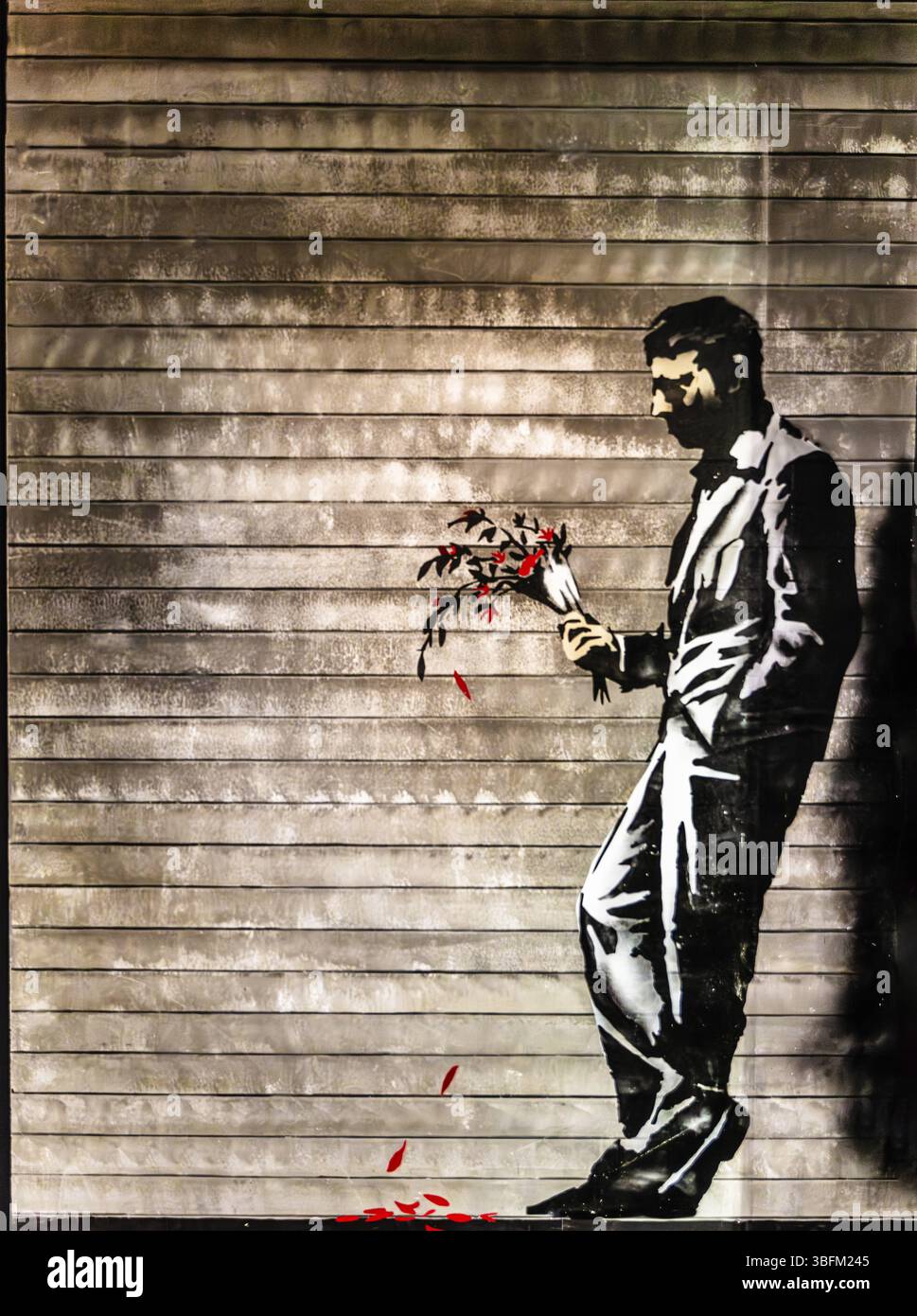 Banksy - Waiting in Vain, Romance at the entry of a strip club, 2013, Hell's Kitchen, New York City, USA, mostra The World of Banksy, North Ame Foto Stock