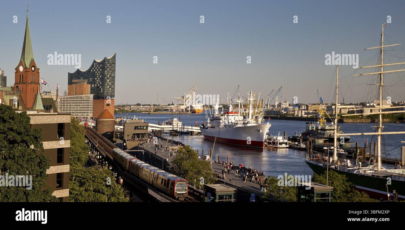 Vista del porto di Amburgo con la nave museo Cap San Diego, la ferrovia sopraelevata lungo la passeggiata dell'Elba e la sala concerti Elbphilharmonie, Germania, Europa Foto Stock