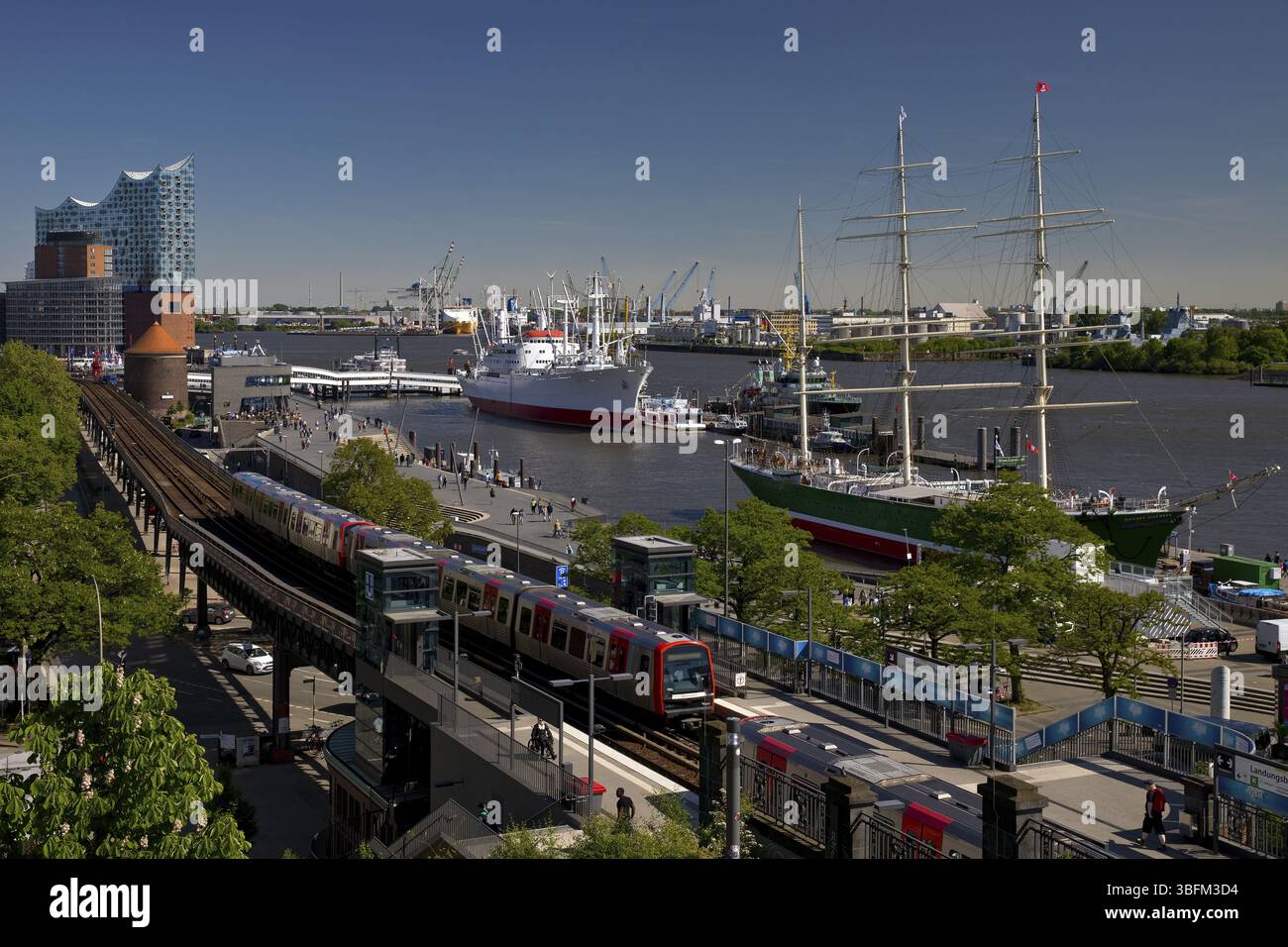 Vista del porto di Amburgo con la nave museo Cap San Diego, la ferrovia sopraelevata lungo la passeggiata dell'Elba e la sala concerti Elbphilharmonie, Germania, Europa Foto Stock