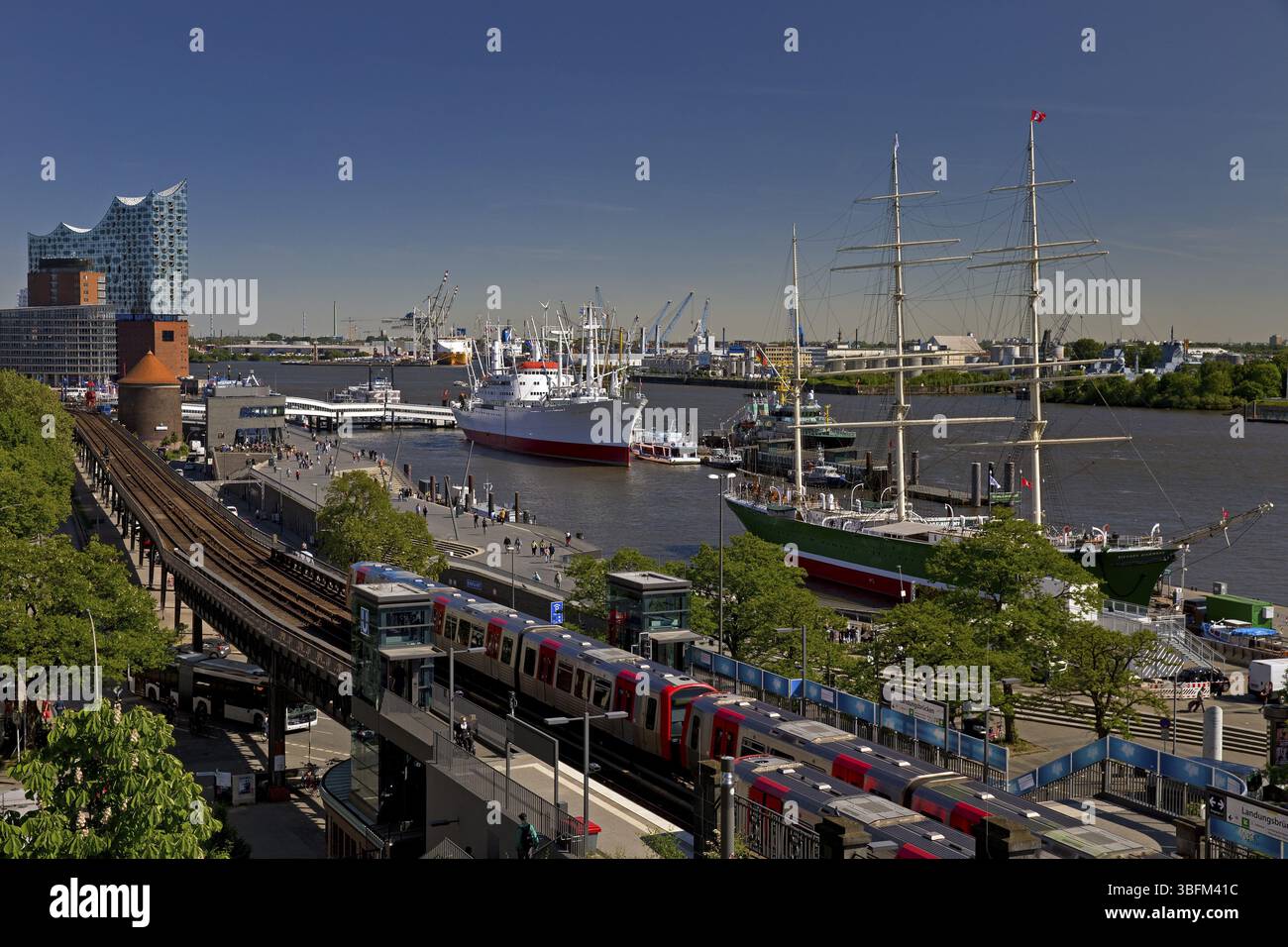 Vista del porto di Amburgo con la nave museo Cap San Diego, la ferrovia sopraelevata lungo la passeggiata dell'Elba e la sala concerti Elbphilharmonie, Germania, Europa Foto Stock