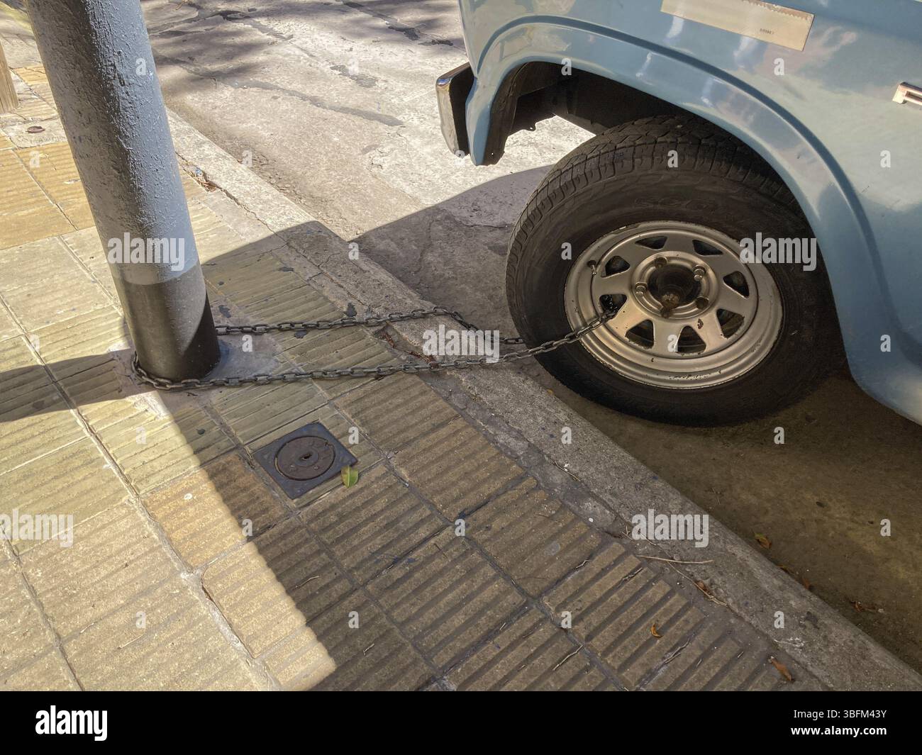 Dispositivo antifurto per un vecchio pick-up, semplicemente legato il bordo al lampione con una catena, visto a Buenos Aires, Argentina, Sud America Foto Stock