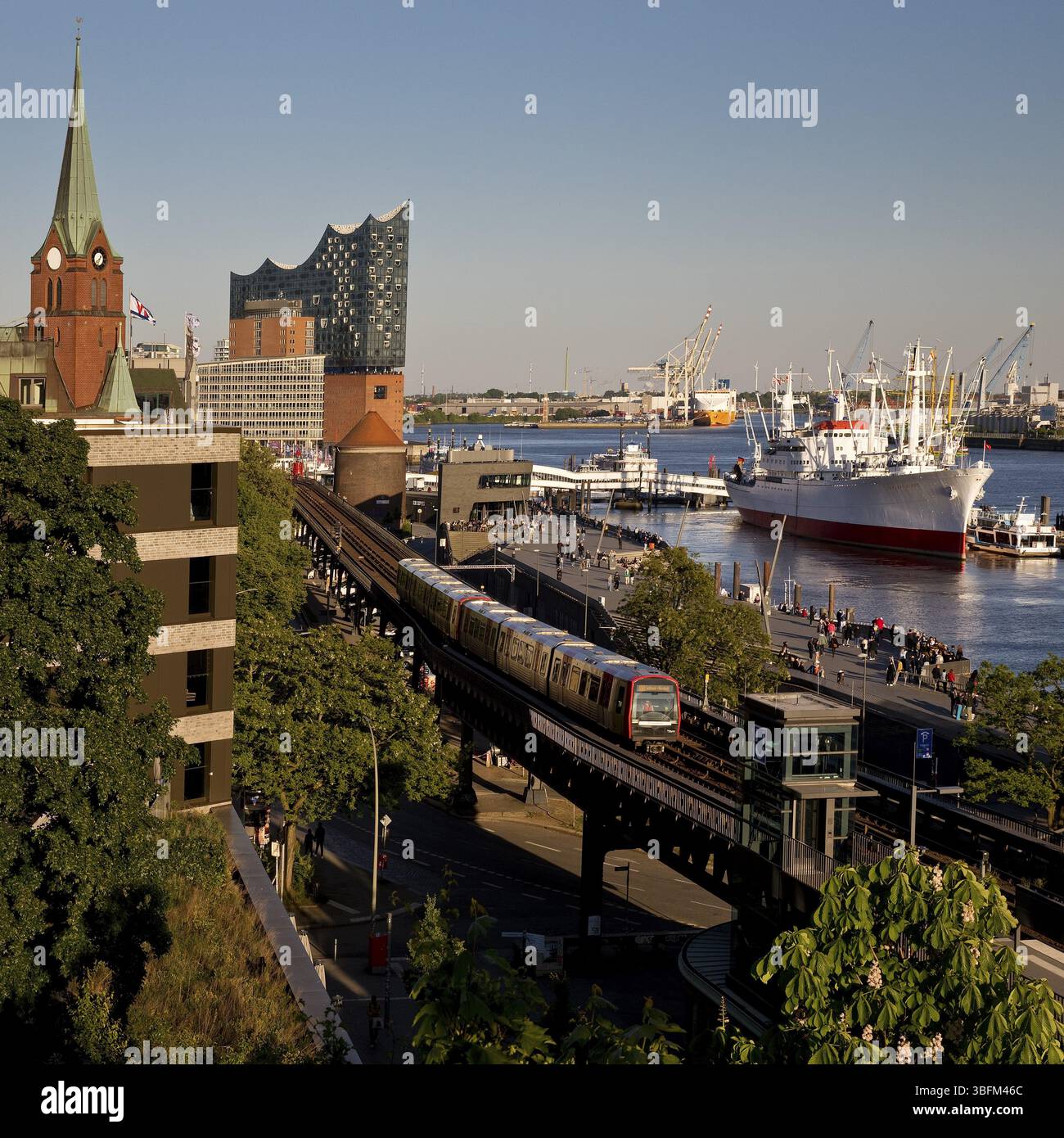 Vista del porto di Amburgo con la nave museo Cap San Diego, la ferrovia sopraelevata lungo la passeggiata dell'Elba e la sala concerti Elbphilharmonie, Germania, Europa Foto Stock
