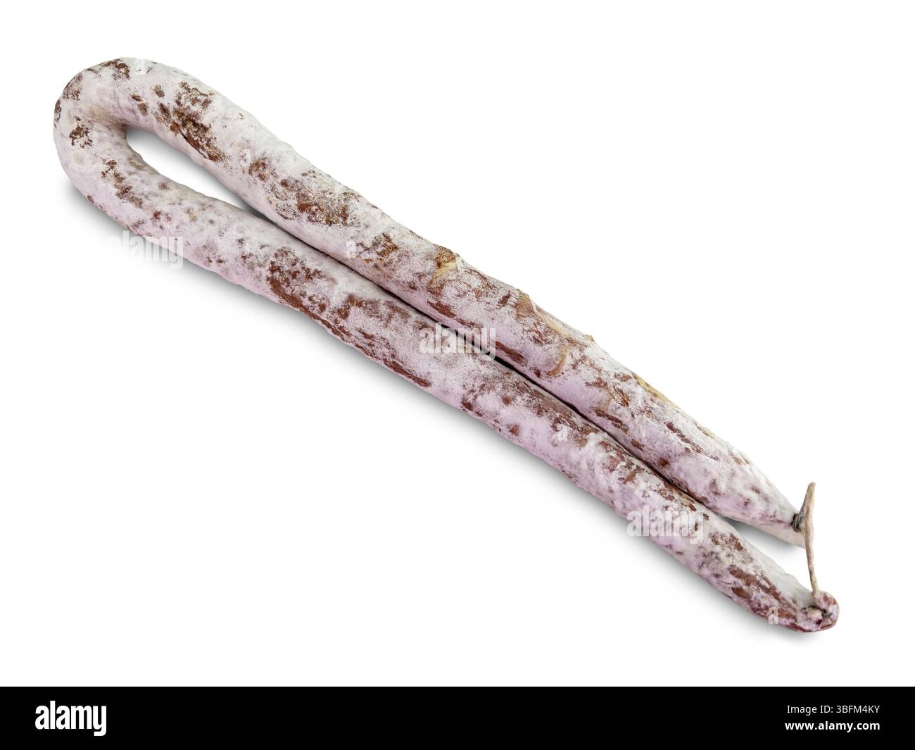 Salame di salsiccia asciutto curvo isolato su bianco con percorso di taglio incluso Foto Stock
