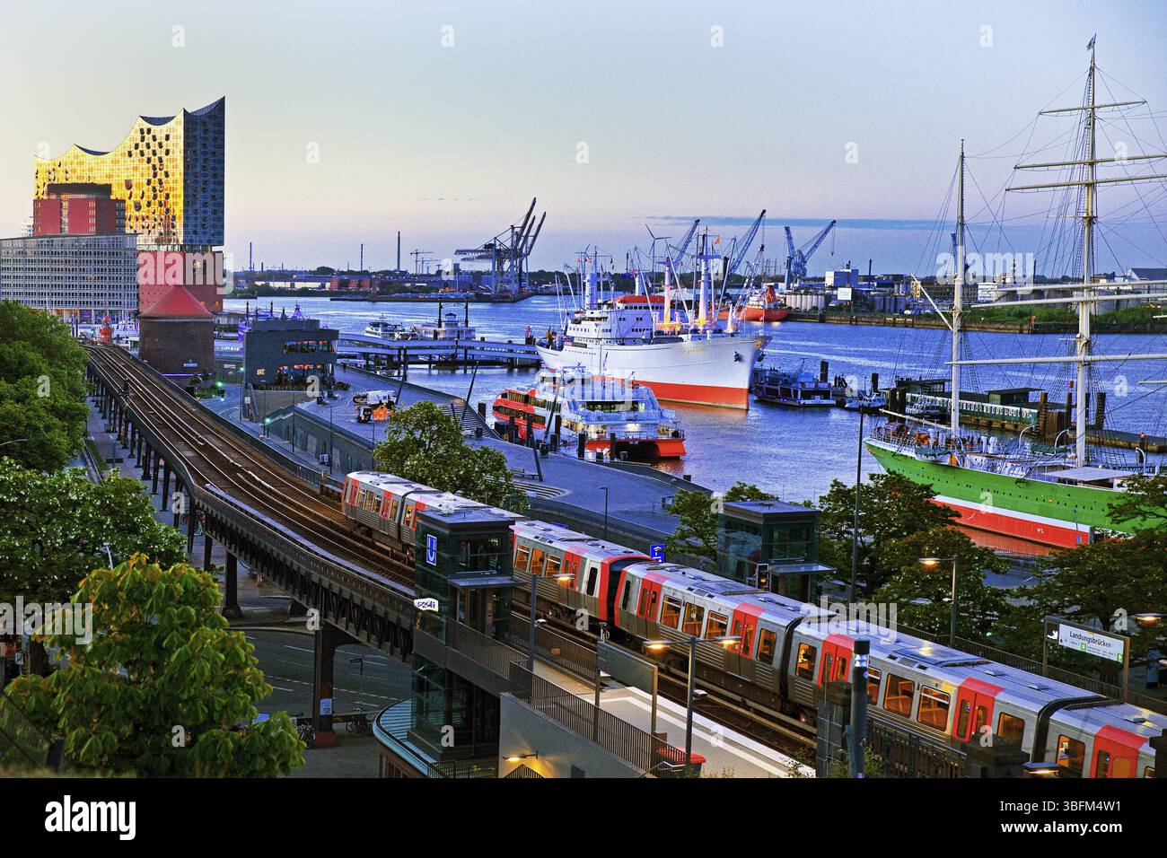 Vista del porto di Amburgo con la nave museo Cap San Diego, la ferrovia sopraelevata lungo la passeggiata dell'Elba e la sala concerti Elbphilharmonie, Germania, Europa Foto Stock