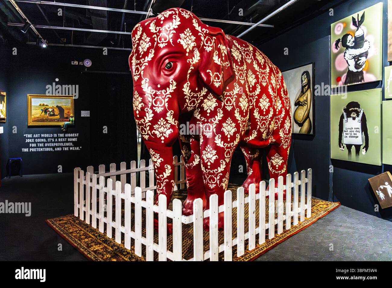 Banksy - Mostra a malapena legale con elefante nella stanza come simbolo di confronto con la sofferenza nel mondo, 2006, Los Angeles. USA, espositio Foto Stock