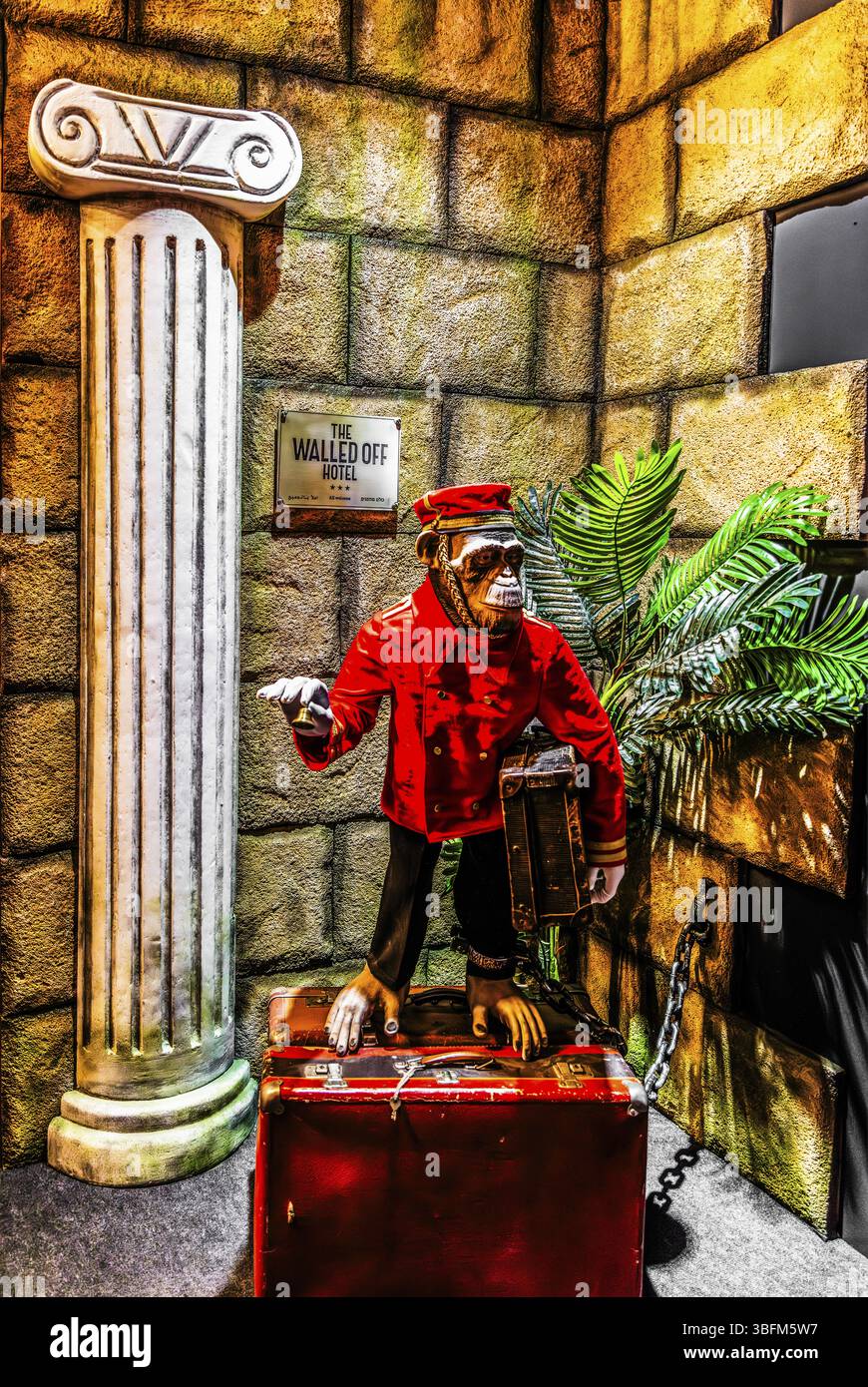 Banksy - The Walled Off Hotel, ironicamente camere dal design artistico proprio accanto al controverso muro, 2023, Betlemme, Cisgiordania, mostra The Foto Stock