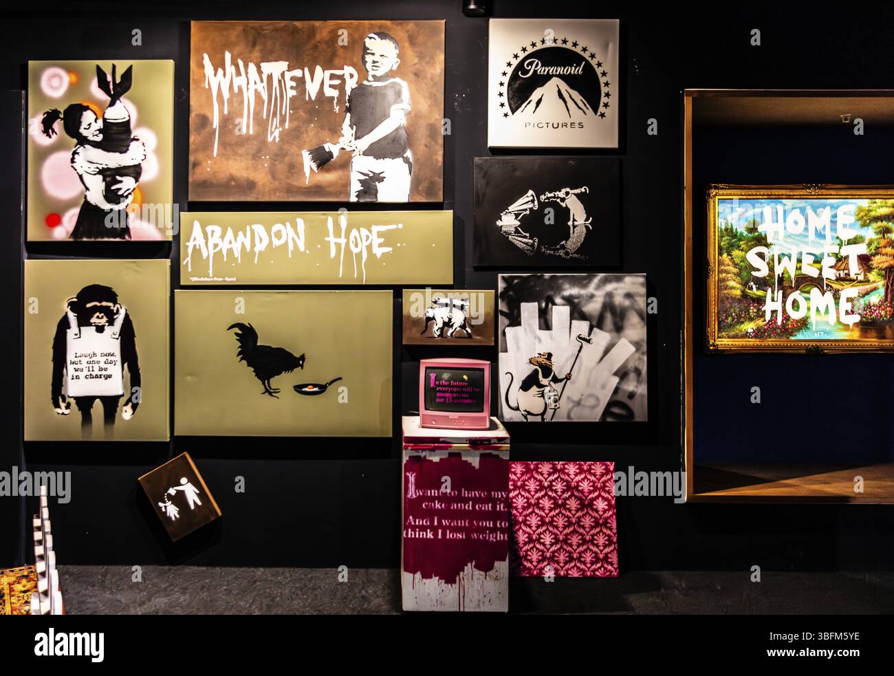Installazione con varie opere di Banksy, mostra il mondo di Banksy Foto Stock