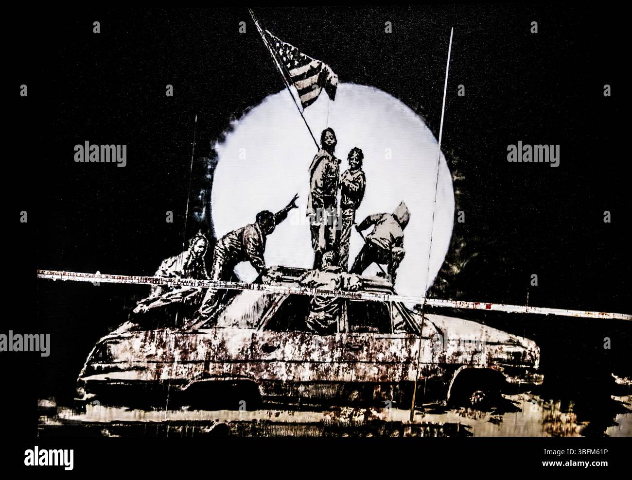 Banksy - Flag Wall, 2007, che ricorda l'immagine iconica della battaglia di Iwo Jima, mostra il mondo di Banksy Foto Stock