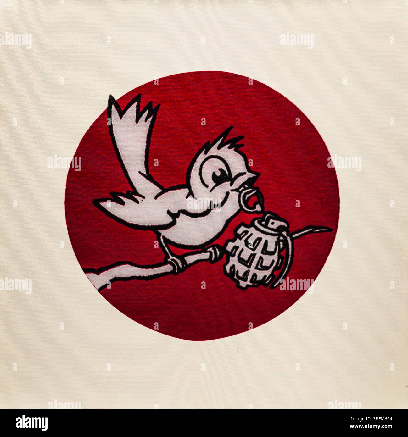 Banksy - uccello e granata, 2uccello dolce con granata nel becco, 002, mostra il mondo di Banksy Foto Stock